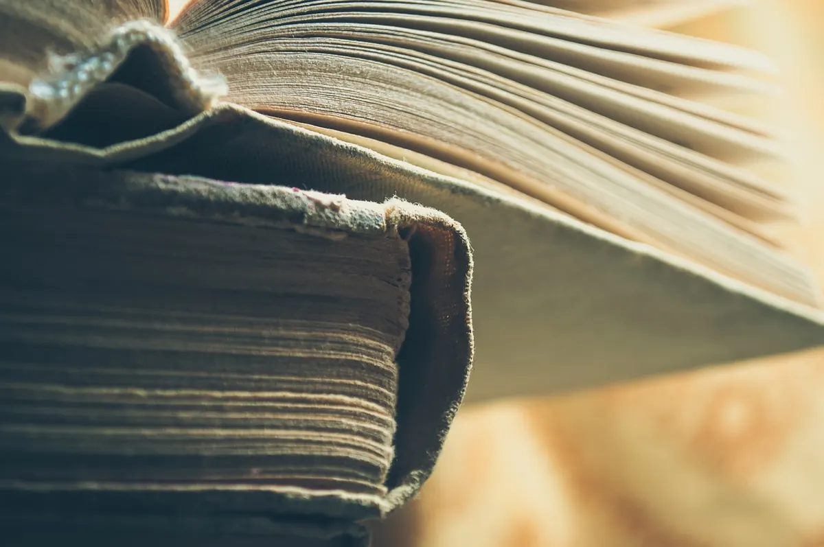 Traditional vs. Self-Publishing in the UK: A Beginner's Comparison